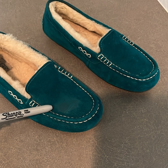 Ugg slippers size 7 - Picture 9 of 15